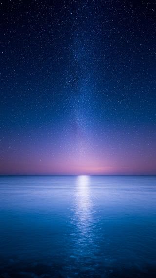 穏やかな海に浮かぶ星空