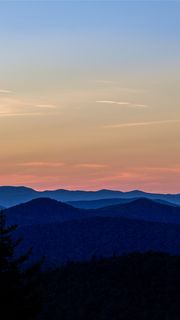 夕焼けに淡く染まった山の空