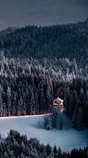 雪山の夜のロッジ