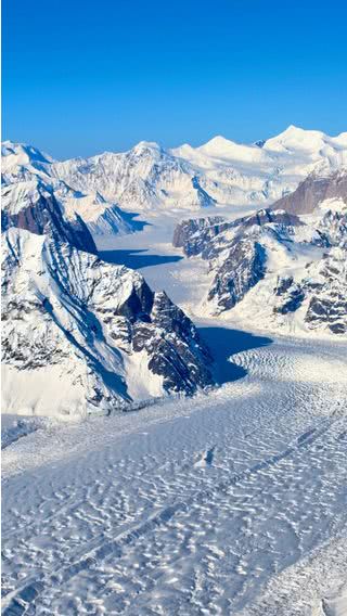 真っ白な雪山