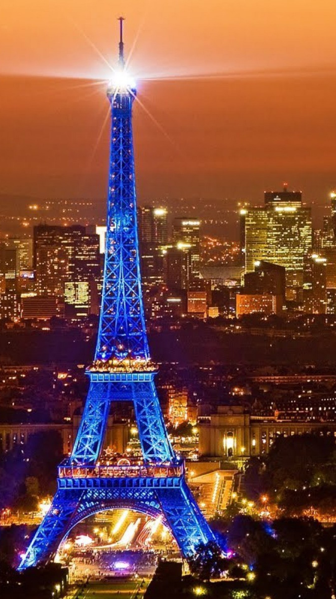 青く輝くエッフェル塔 パリの夜景 Iphone11 スマホ壁紙 待受画像