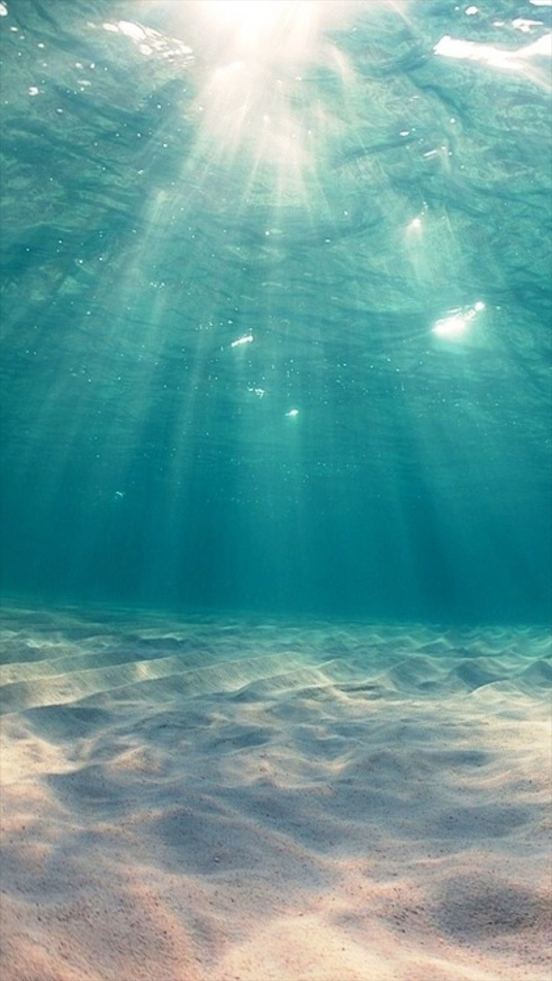 透明な海の中 透明感がおしゃれなiphone壁紙 Iphone11 スマホ壁紙 待受画像ギャラリー