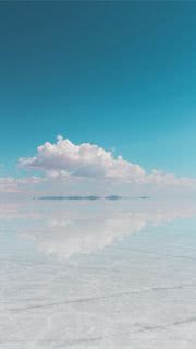 鏡のように美しいウユニ塩湖