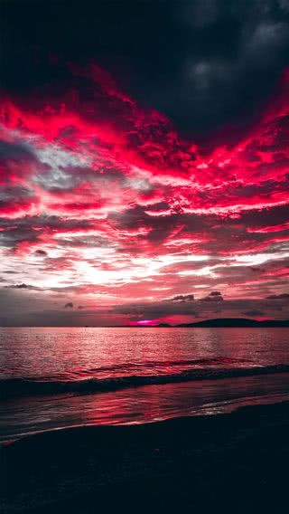 赤く燃える浜辺の夕日