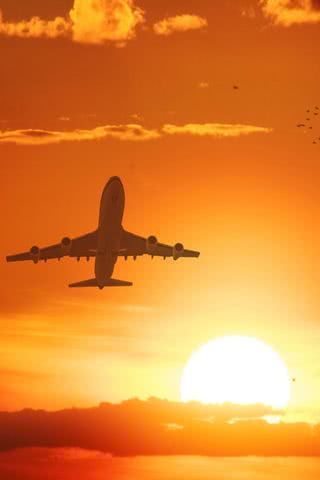 夕焼け空に飛行機