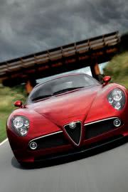 iPhone壁紙Alfa Romeo 8C fron…