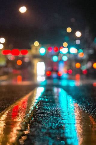 夜の雨の道路