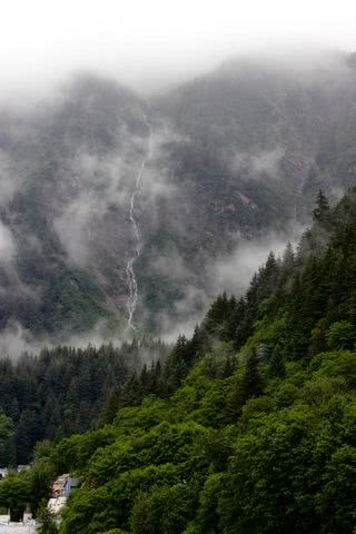 霧がかった山