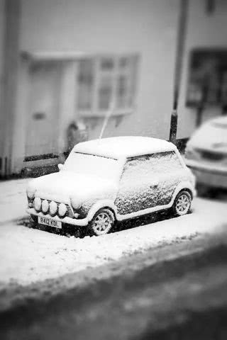 雪に包まれた車 | ミニチュア写真