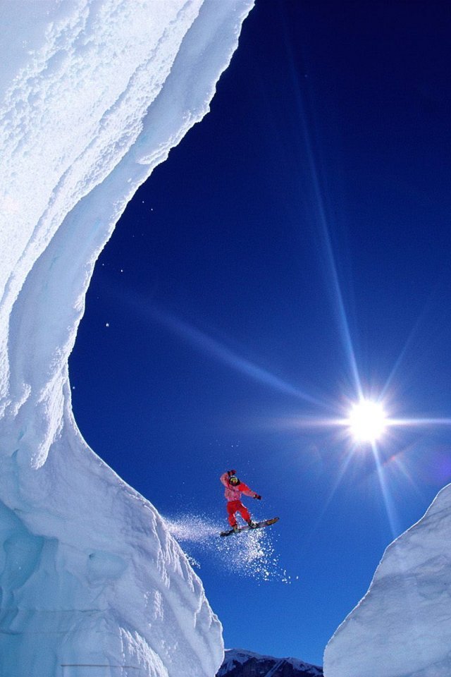崖を飛び越えるスノーボーダー Iphone壁紙ギャラリー