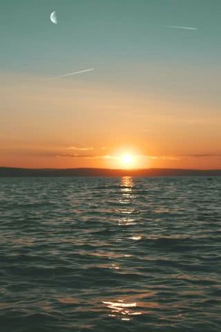 水平線に沈む夕日