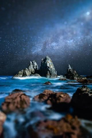 星空と夜の海（ミニチュア風写真）