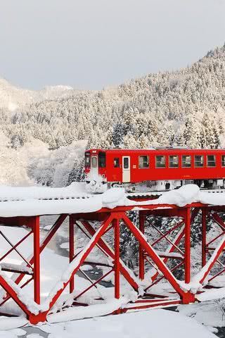 雪の中を走る電車