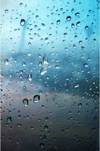 雨に濡れたガラス窓