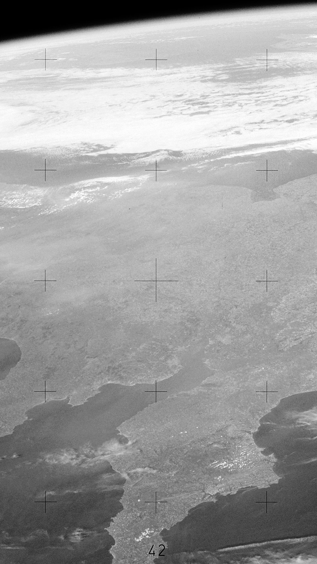 宇宙から見た地球 モノクロ写真 Iphone12 スマホ壁紙 待受画像ギャラリー