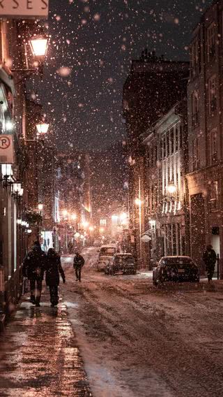 雪が舞い散る夜の街