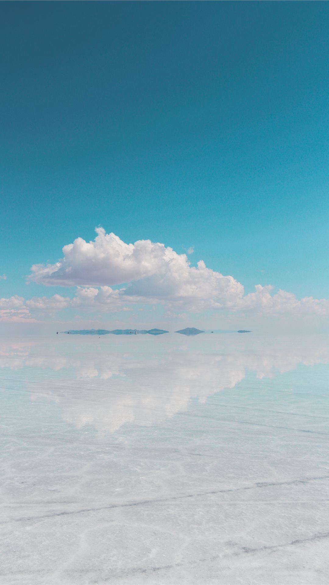 鏡のように美しいウユニ塩湖 Iphone13 スマホ壁紙 待受画像ギャラリー