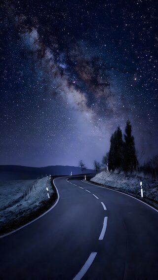 星空と夜の道路