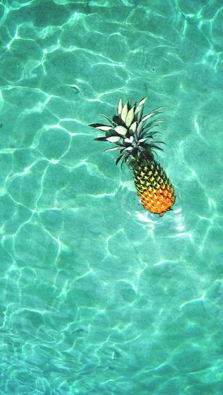 プールに浮かぶパイナップル