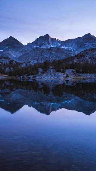 鏡のような湖面に映る山