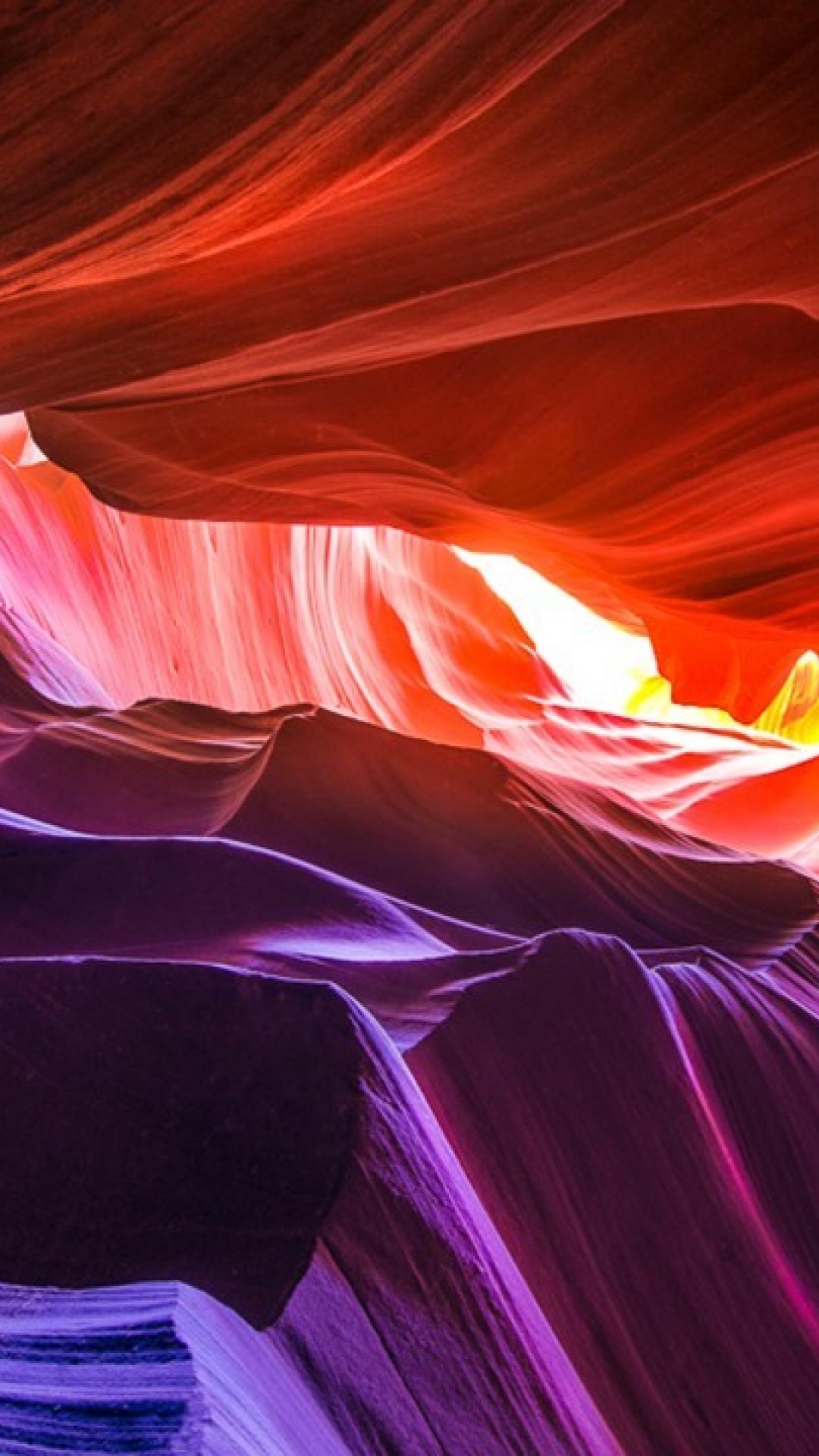 赤 青にライトアップされた岩の峡谷 Iphone14 スマホ壁紙 待受画像ギャラリー