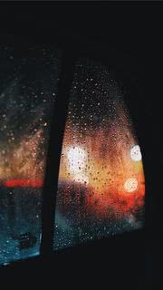 車の外は雨の夜