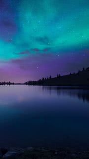 オーロラと夜の湖