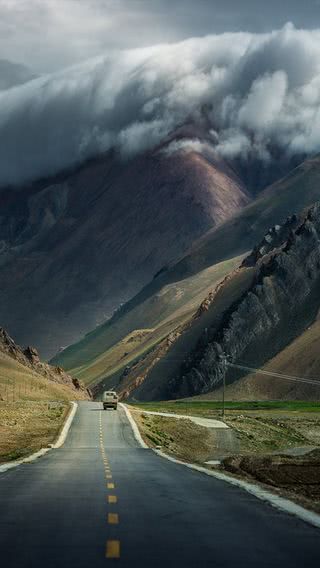 山の麓の道路