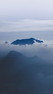 雲の上にそびえる頂