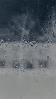 ガラス越しの雨