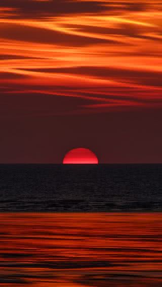 水平線に沈む夕日