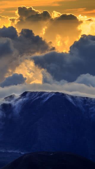 金色に輝く山の雲