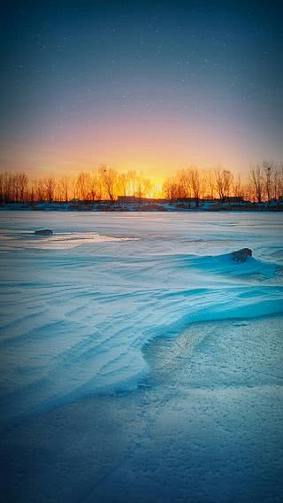 雪原の夕暮れ