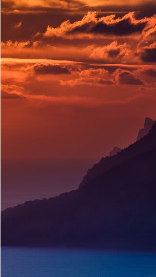 夕暮れの山