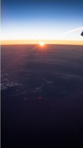 飛行機から見た沈む夕日