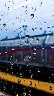 ガラス越しの雨の風景