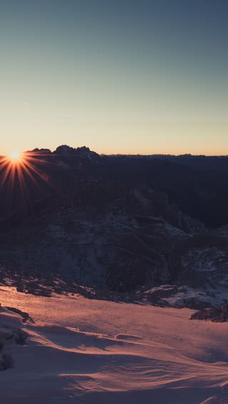 夕暮れの冬の山