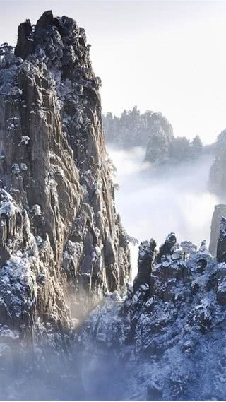 険しい冬の山