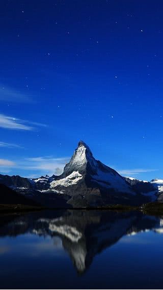 夜の湖に映る山