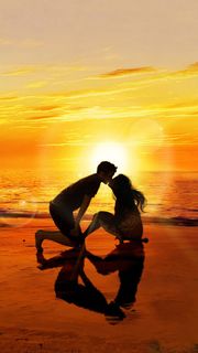 夕焼けのビーチの恋人たち