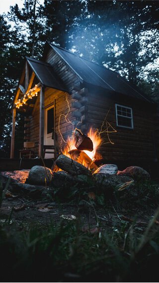 山小屋の焚き火