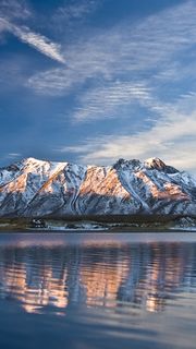 湖と雪がかった山