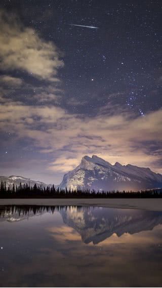 星空と夜の湖