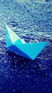 雨の中の折り紙の小舟