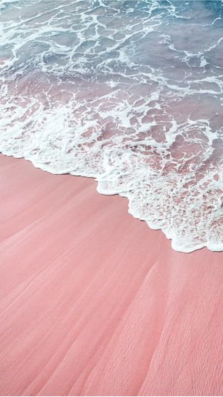 ピンク色の砂浜