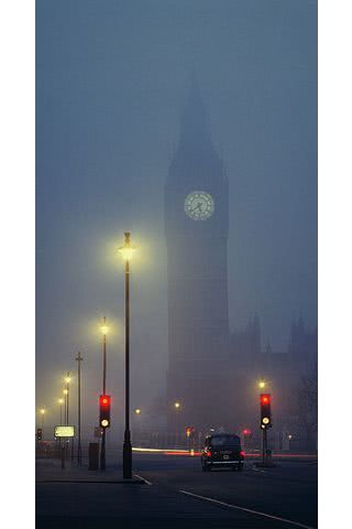 霧に包まれた夜のロンドン