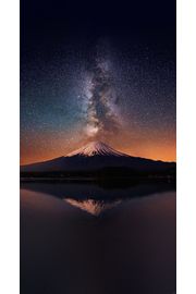 星空につつまれた夜の富士山