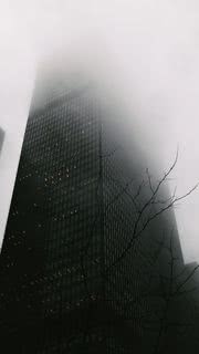 霧に包まれたビル