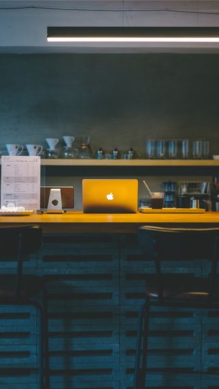 Mac in Cafe