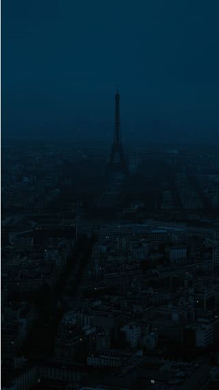 闇夜のパリの街